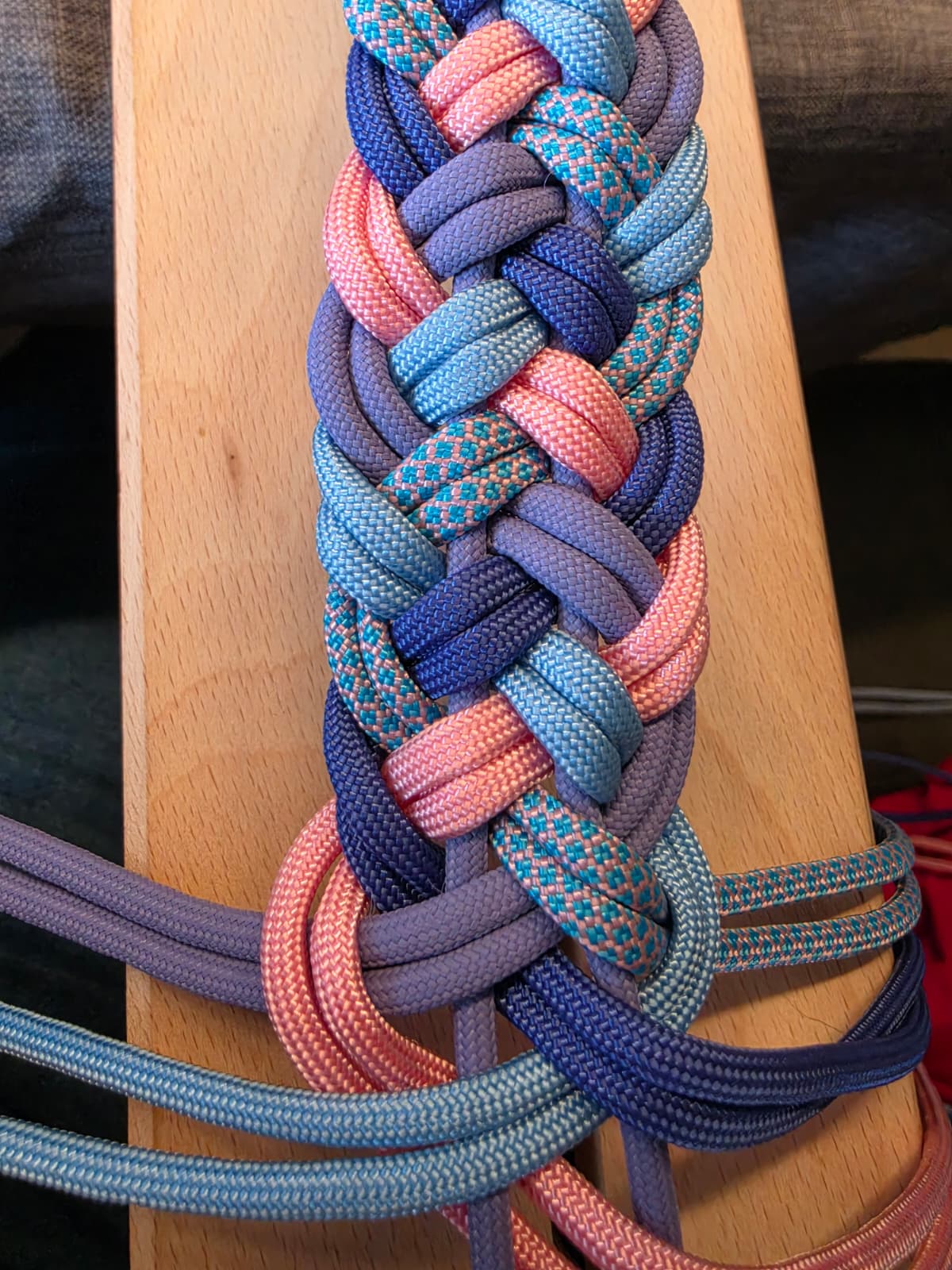 Handgemachtes Paracord-Hundehalsband Bubblegum