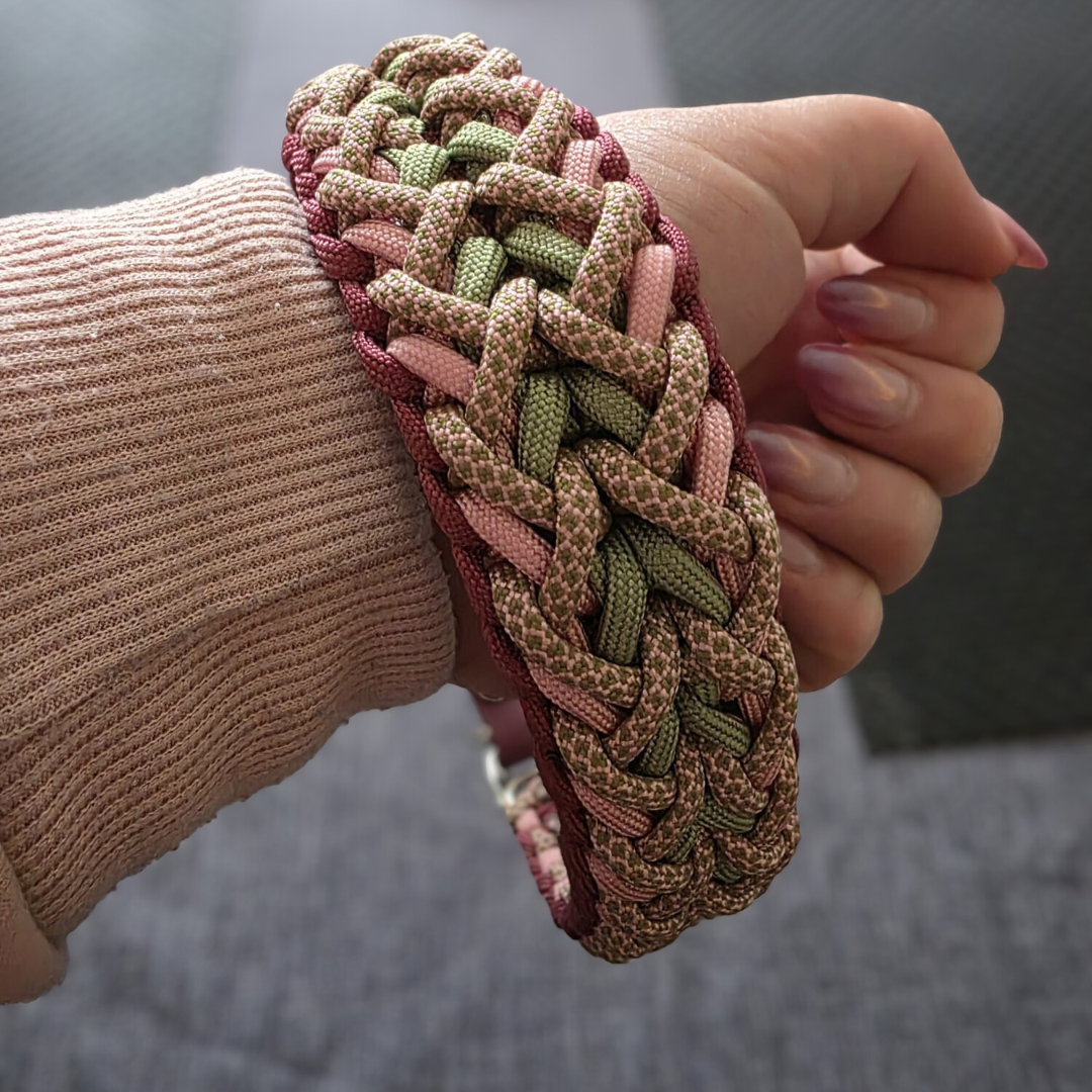 Handgemachtes Paracord-Hundehalsband „Rosé Sage“